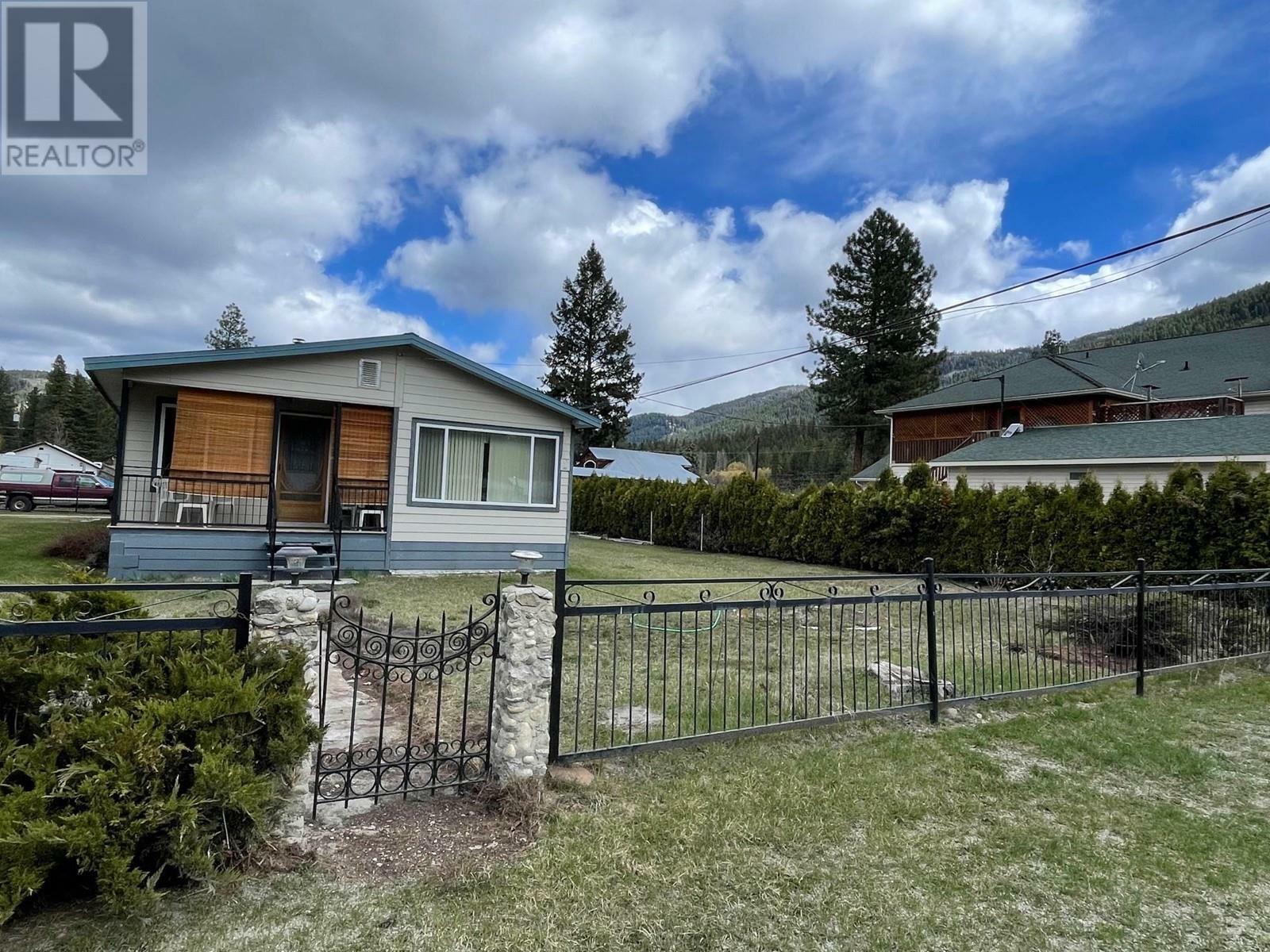 Photo de la propriété: 5834 3rd Street BC V0H 1A0