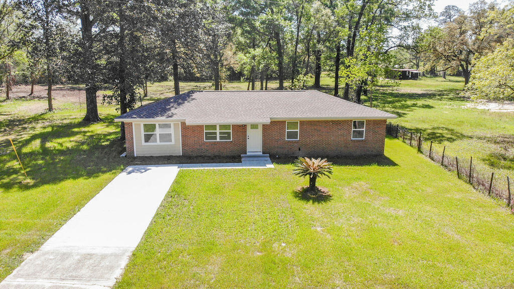 Property Photo: 86 Co Hwy 1084 FL 32433