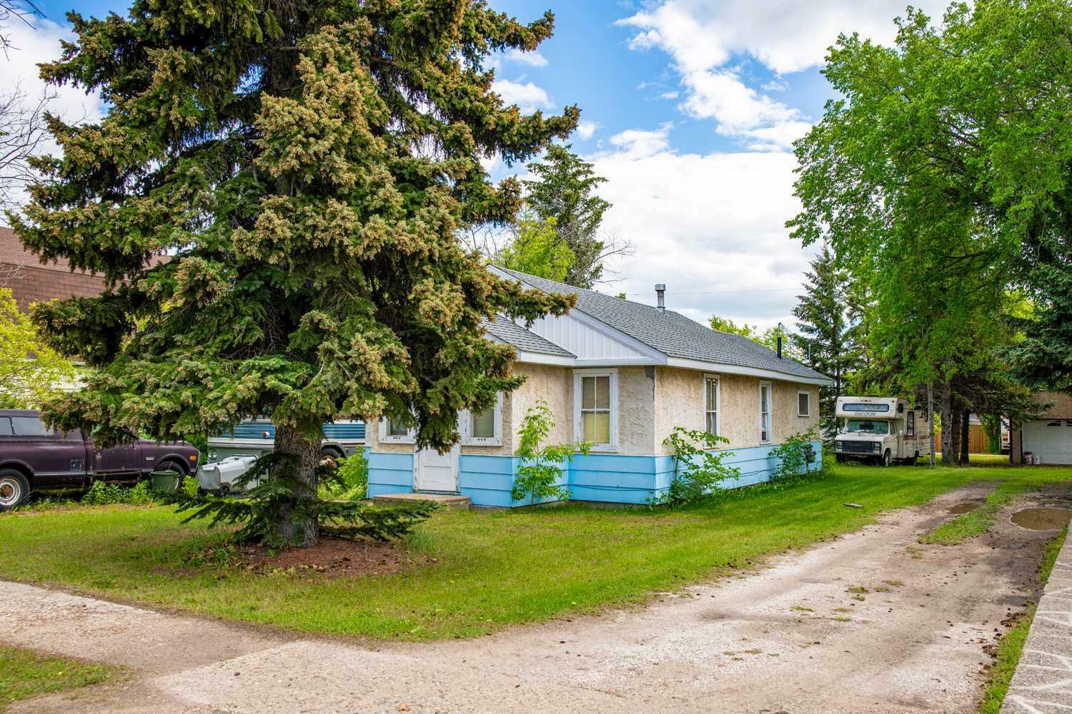 Property Photo:  813 9 Avenue  AB T9W 1B9 