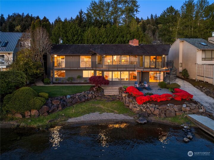 Property Photo:  3303 E Lake Sammamish Shore Lane SE  WA 98075 