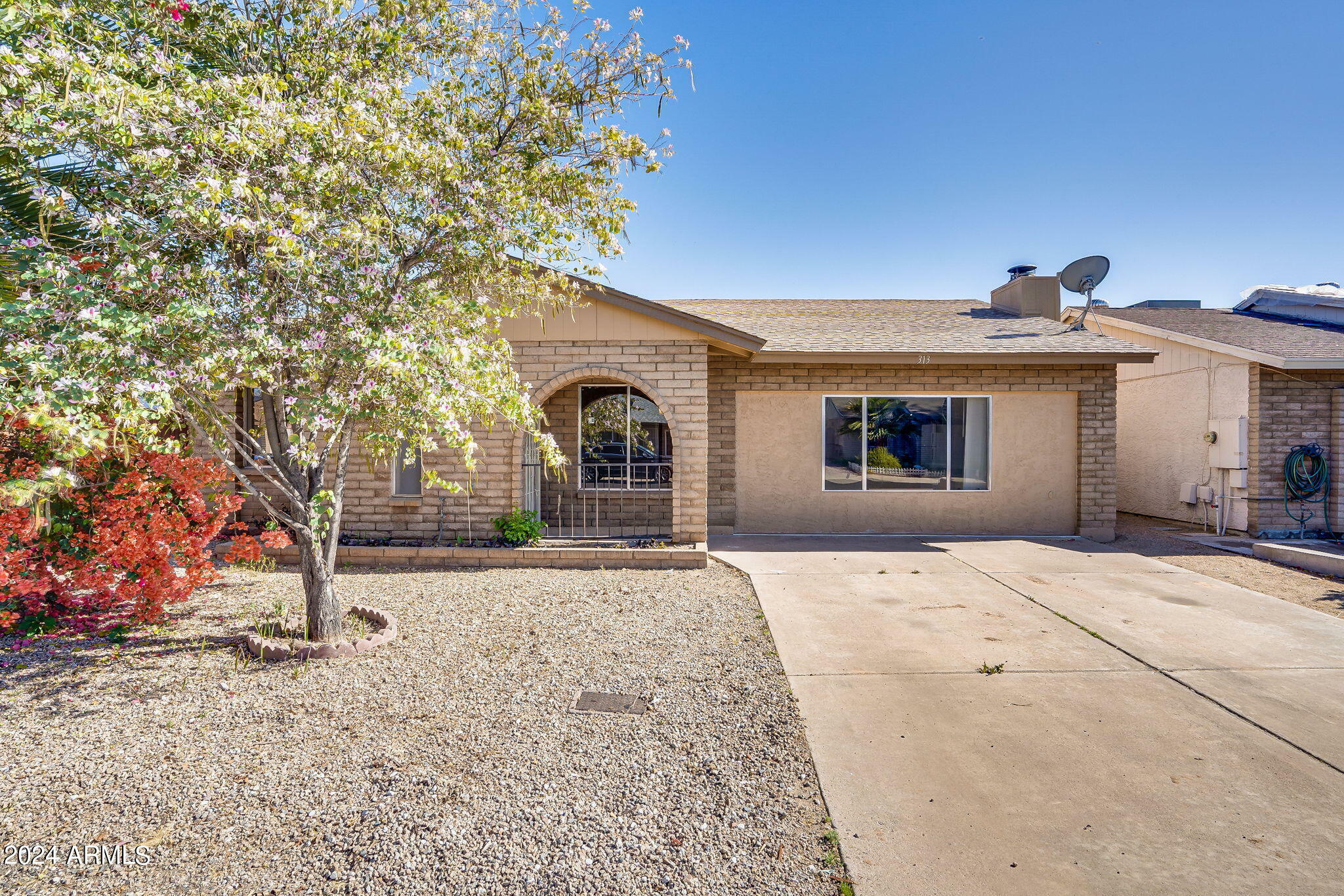 Property Photo:  313 E Wickieup Lane  AZ 85024 