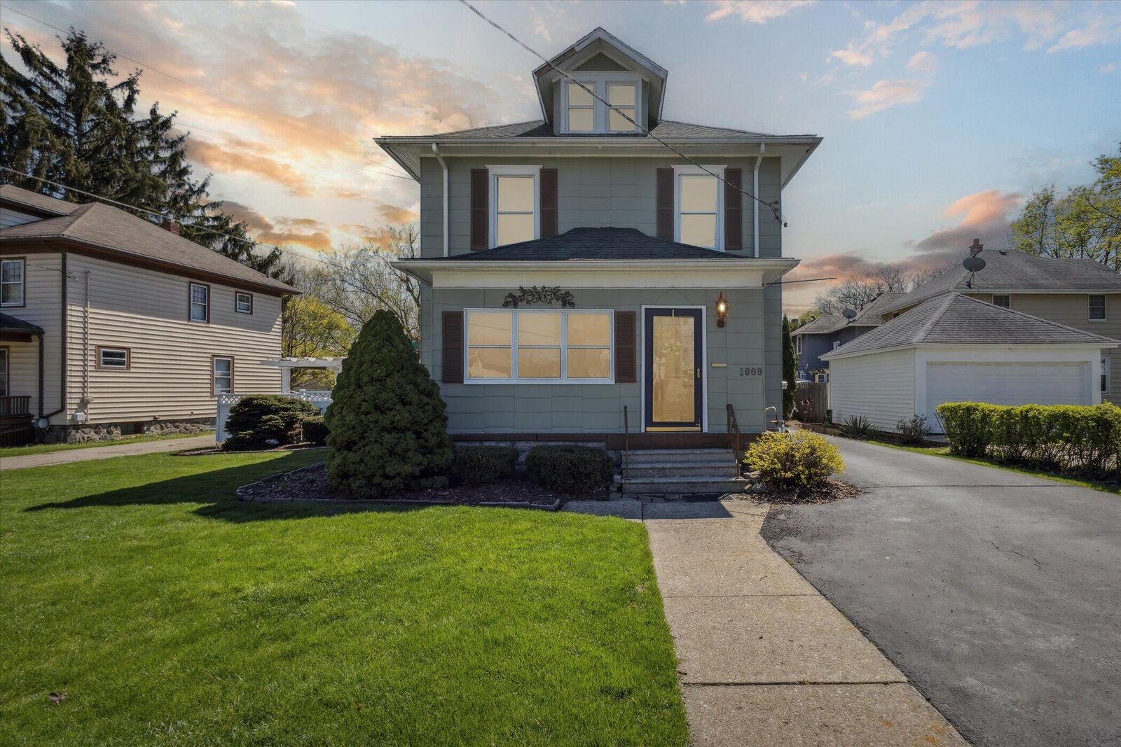 Property Photo:  1009 Wildwood Avenue  MI 49202 