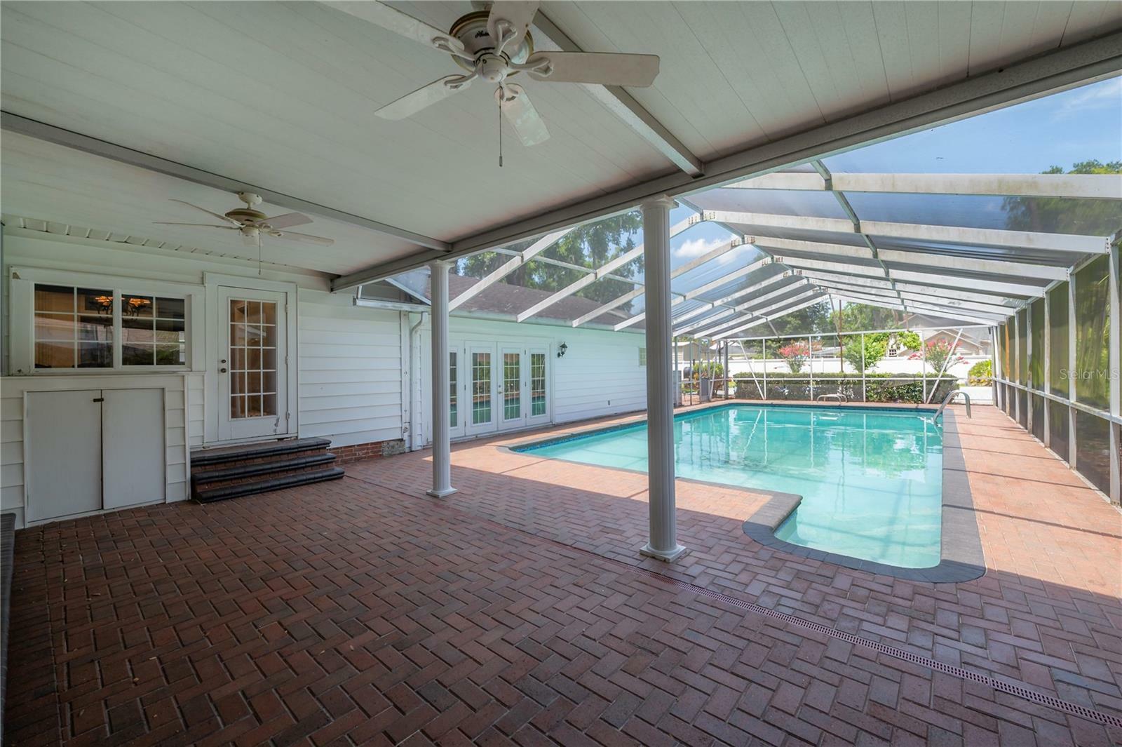 Property Photo:  913 Roux Street  FL 33563 