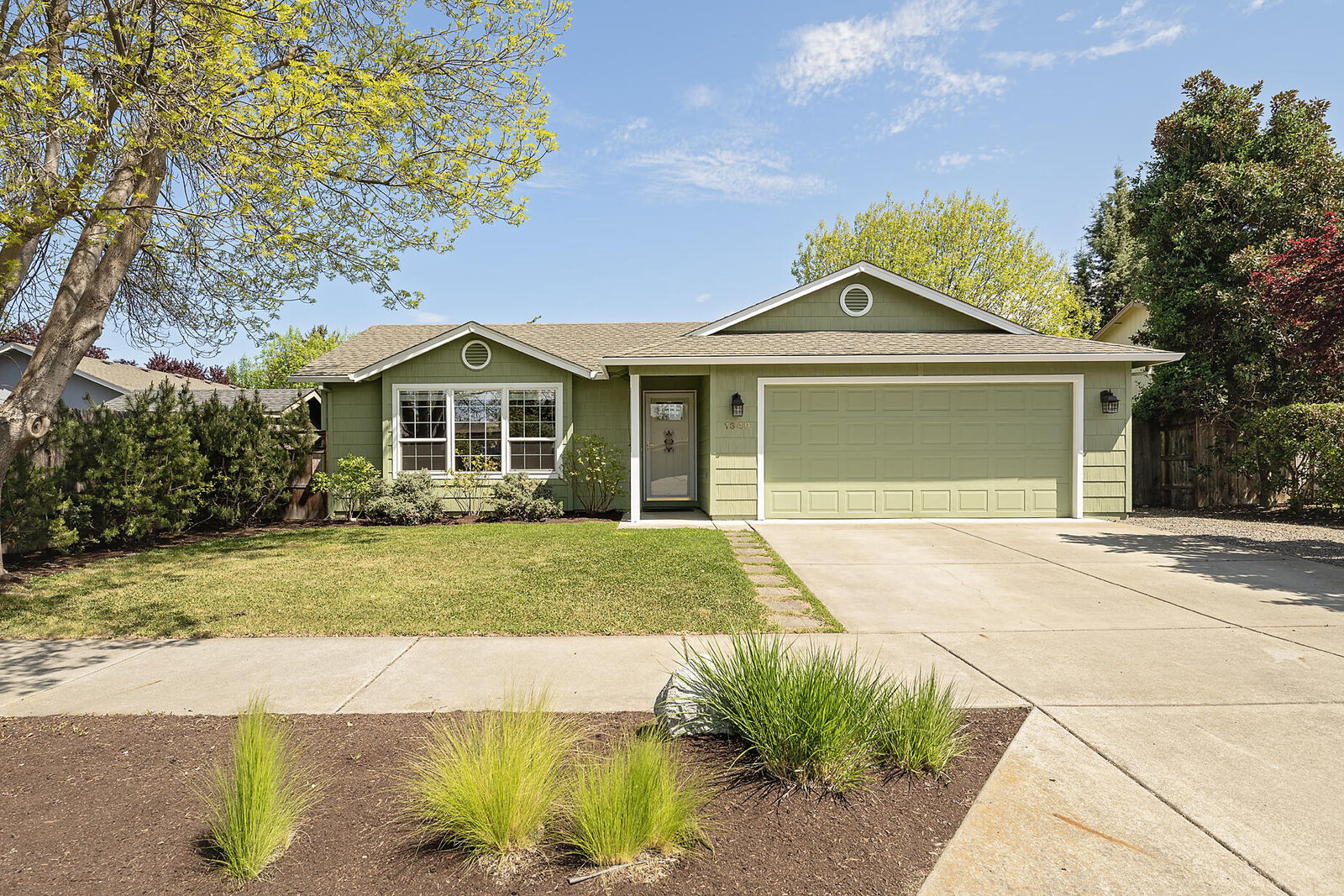 Property Photo:  1349 Clearwater Drive  OR 97501 