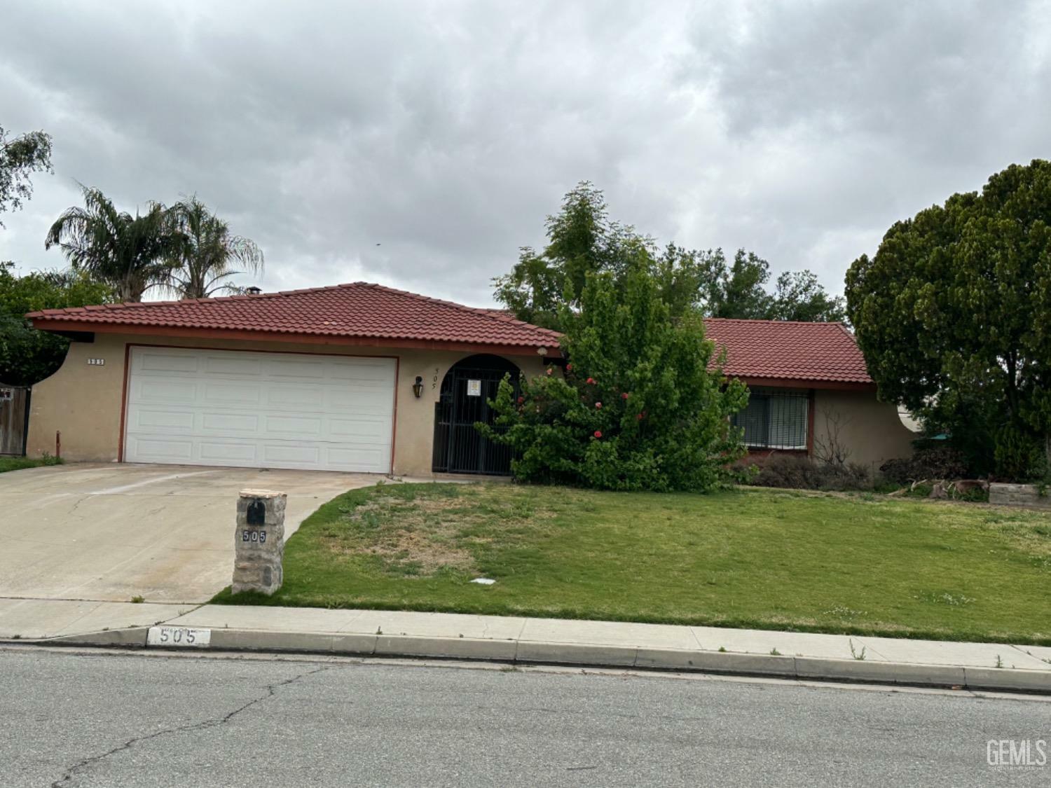 Property Photo: 505 Montclair Street CA 93309