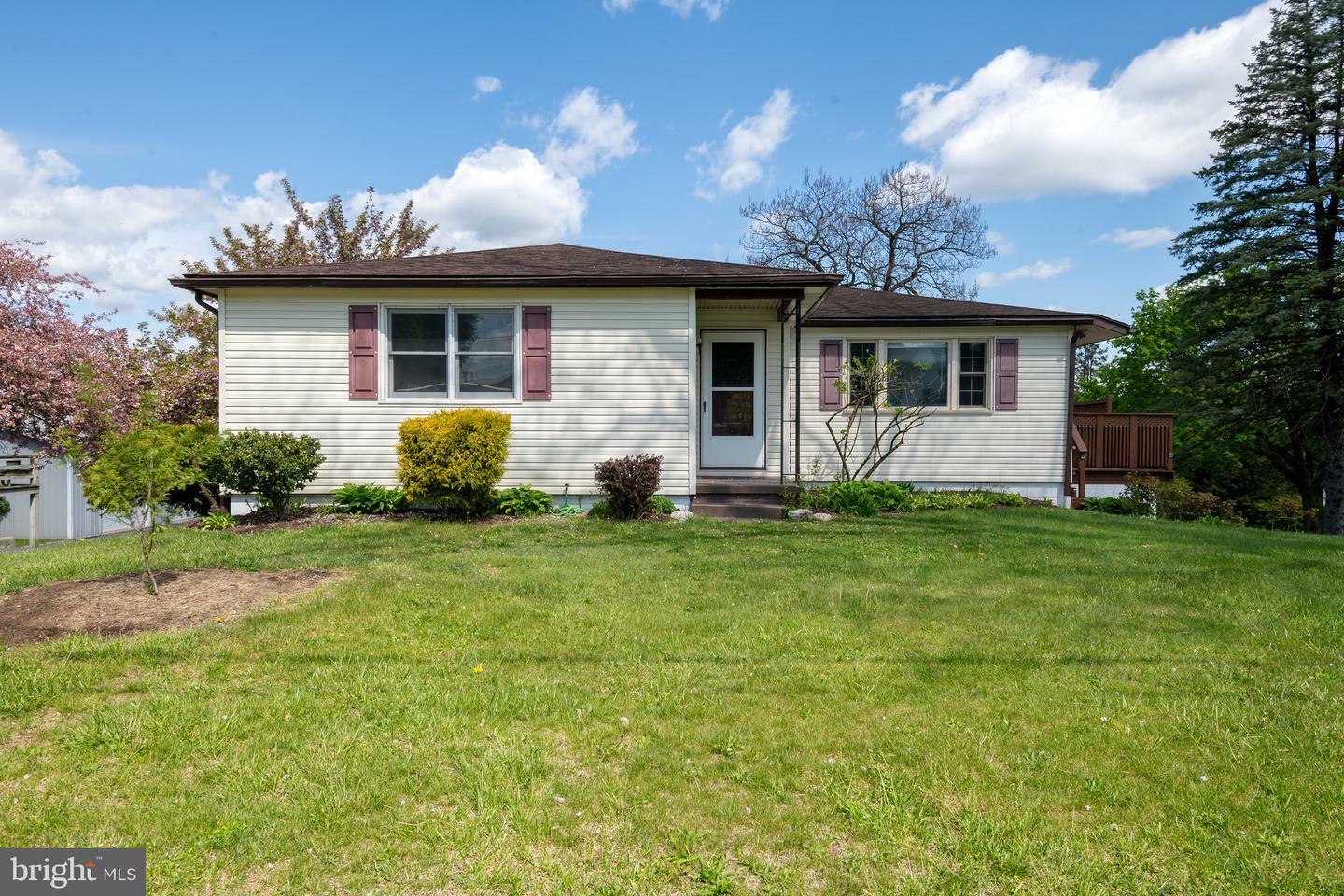Property Photo:  108 Snavely Mill Road  PA 17543 