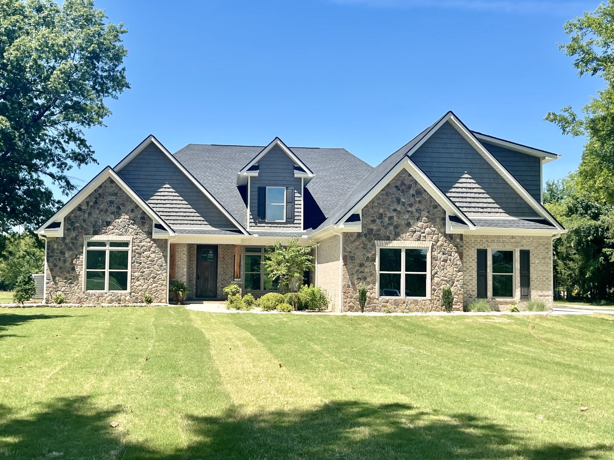 Property Photo: 1380 E Commerce St TN 37091