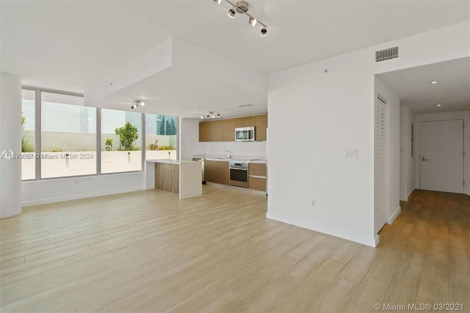 Property Photo: 1600 SW 1st Ave 910 FL 33129