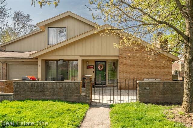 Property Photo:  1519 S Hill Boulevard  MI 48304 