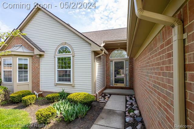 Property Photo:  212 Shore Brook Lane  MI 48390 