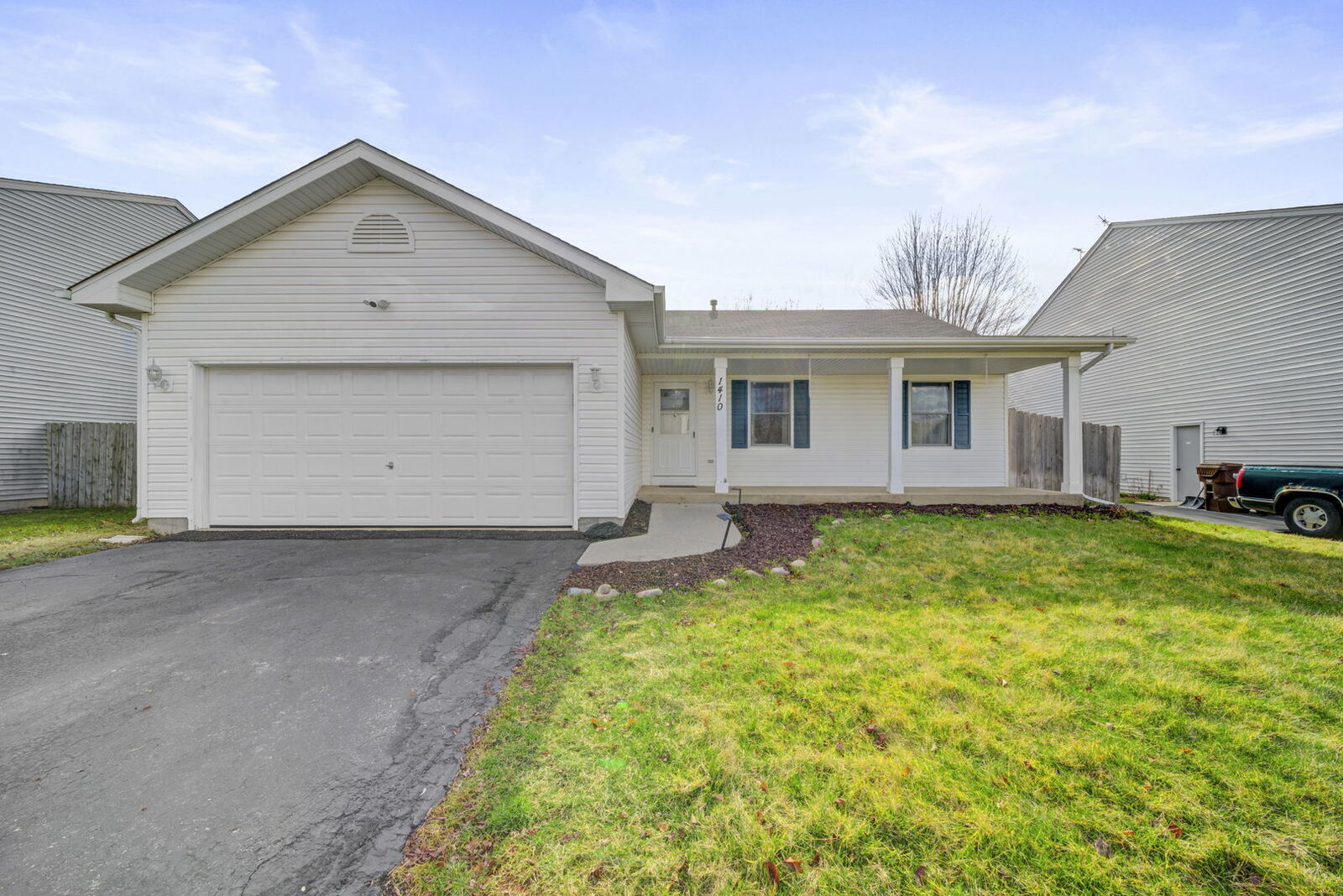 Property Photo: 1410 Portage Lane IL 60098