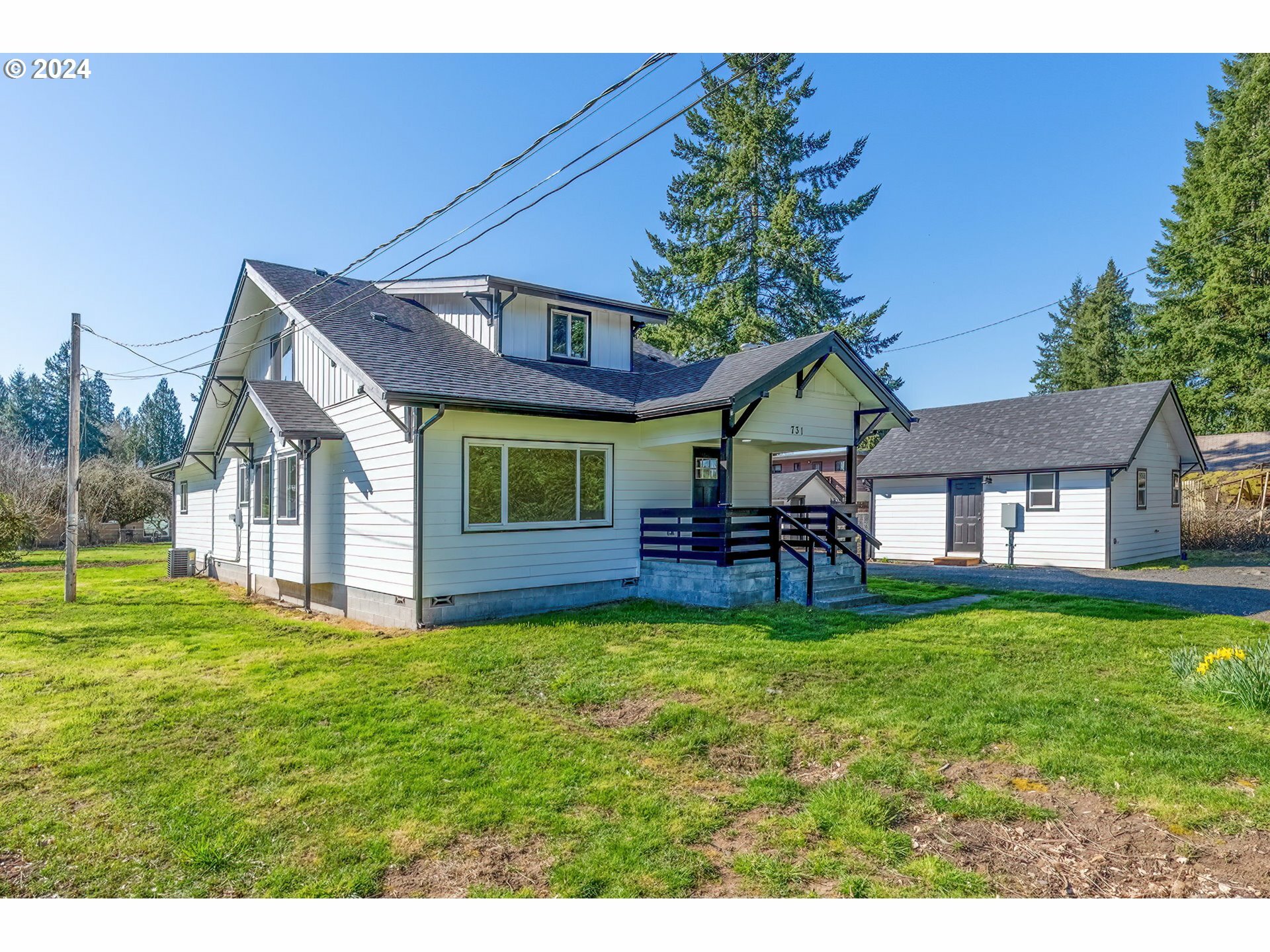 Property Photo:  731 Pioneer Ave  WA 98611 