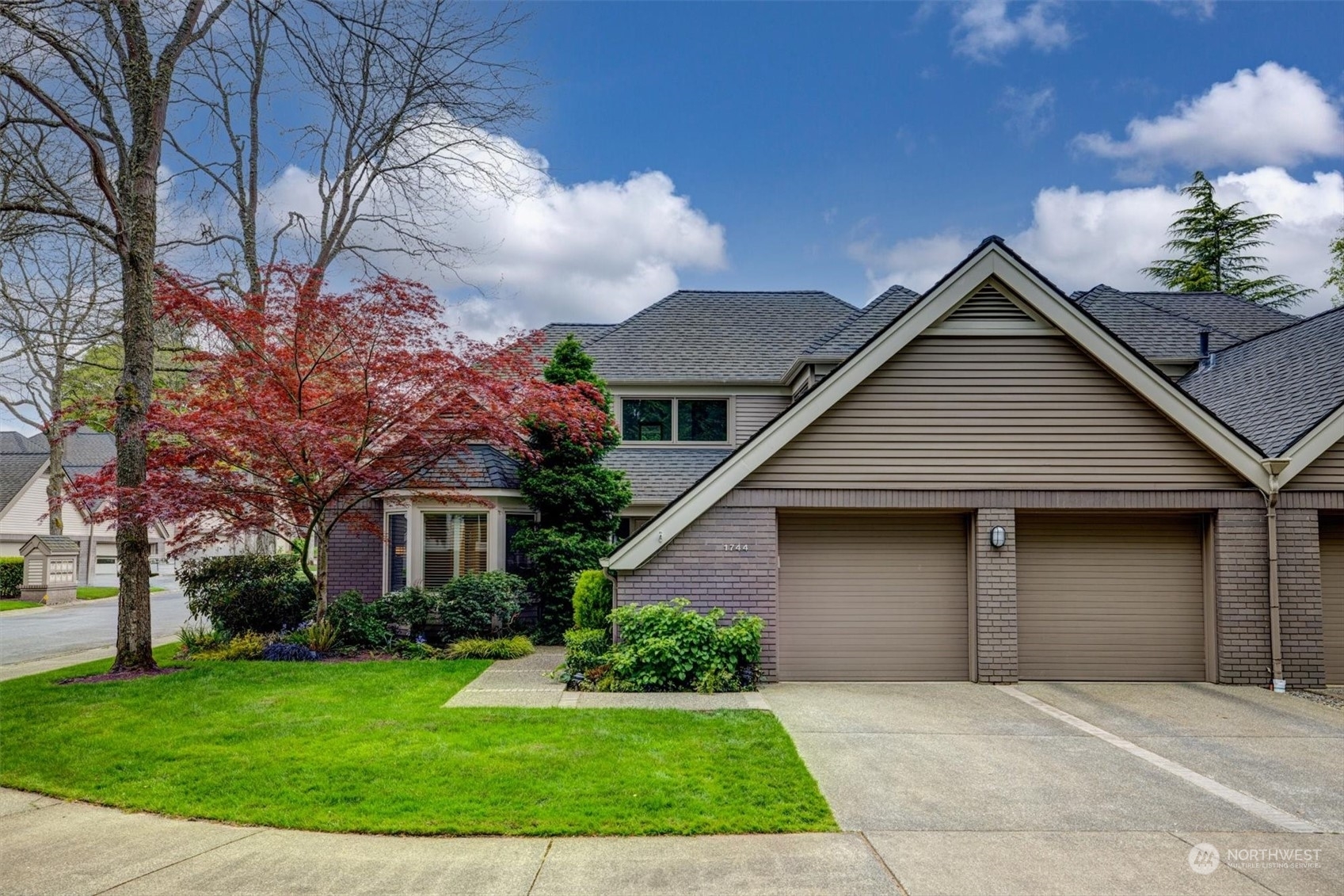 Property Photo:  1744 Bellevue Way NE  WA 98004 