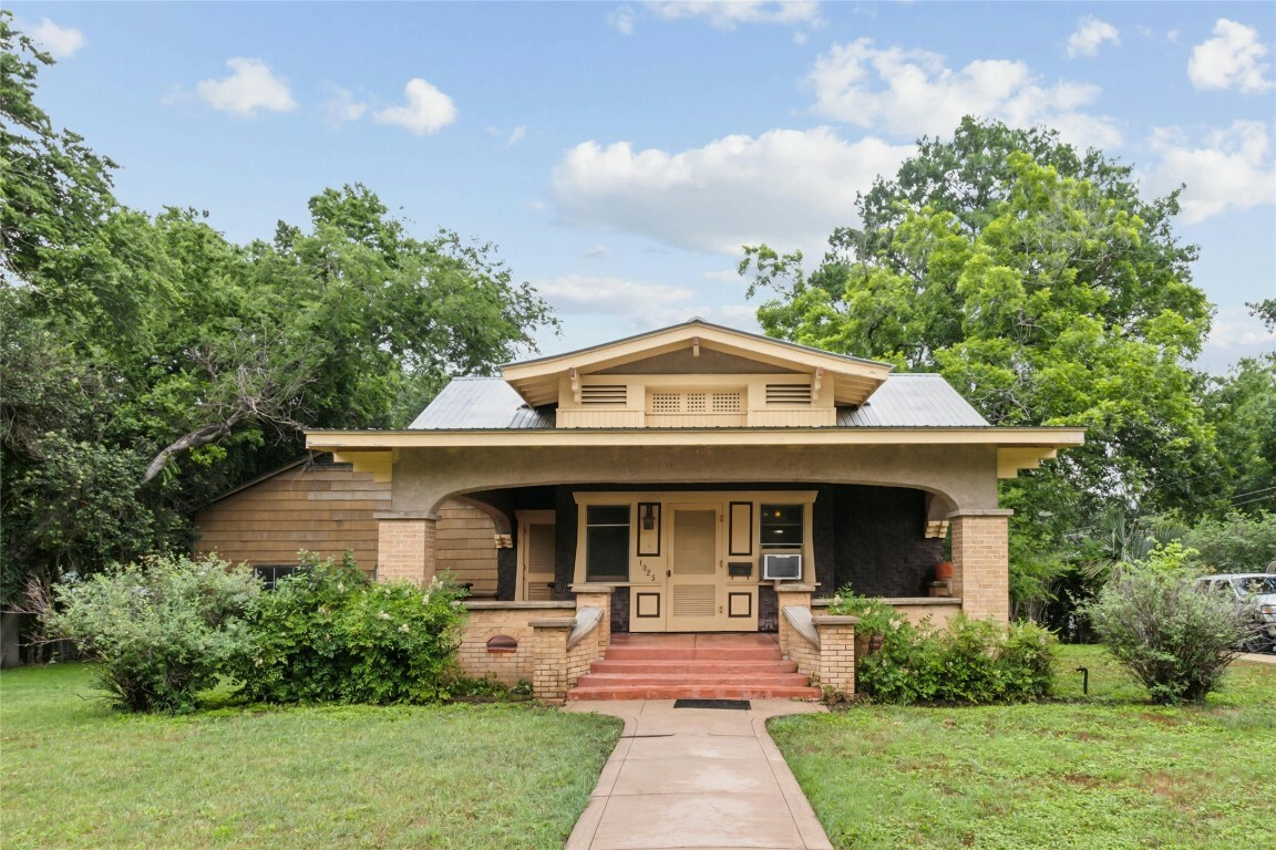 Property Photo:  1025 W Hopkins Street  TX 78666 