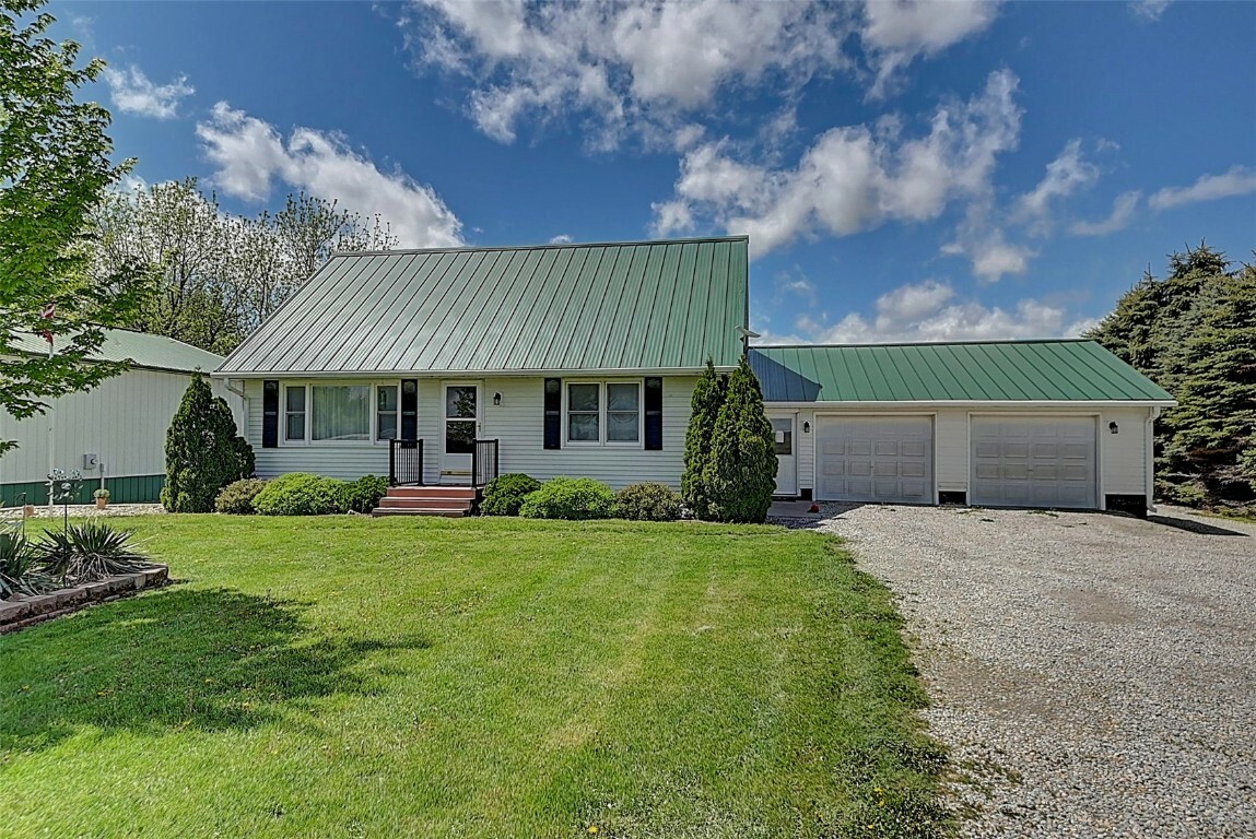 Property Photo: 5006 Rolling Acres Rd IA 52352