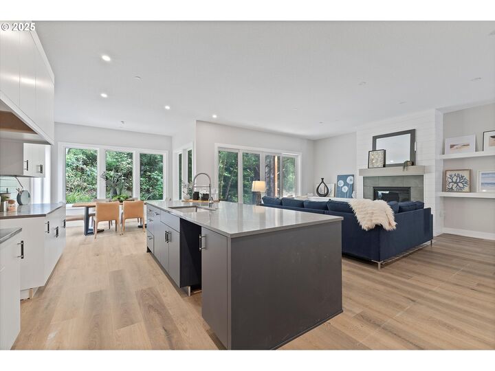 Property Photo: 750 Monica Ct OR 97110