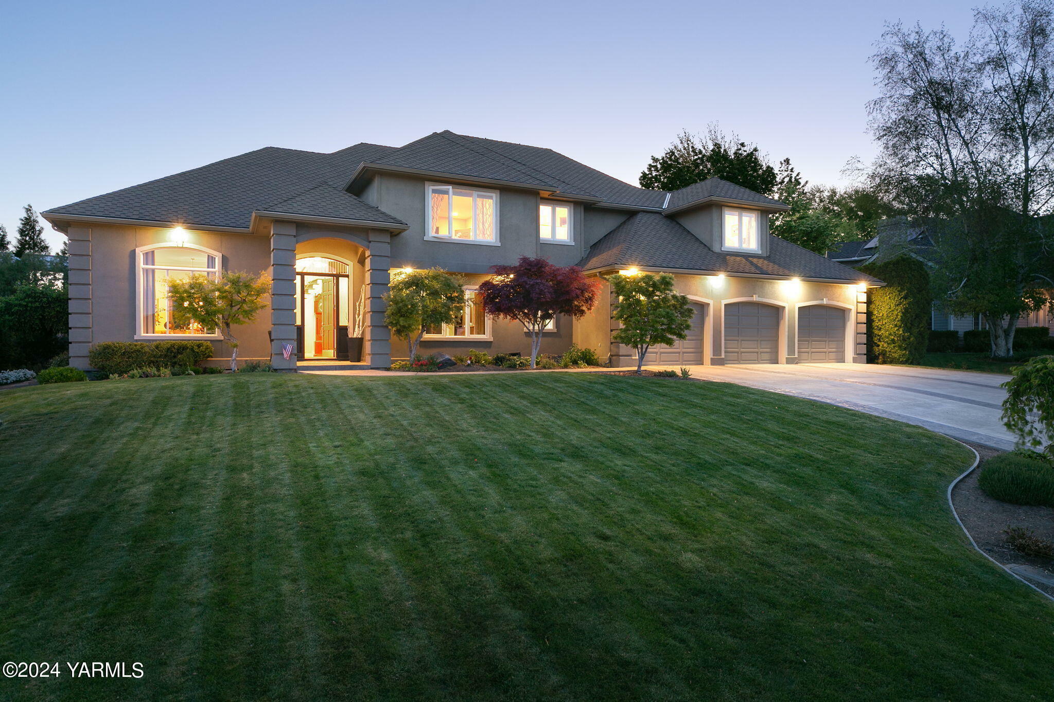 Property Photo:  412 Cherry Ridge Ct  WA 98908 