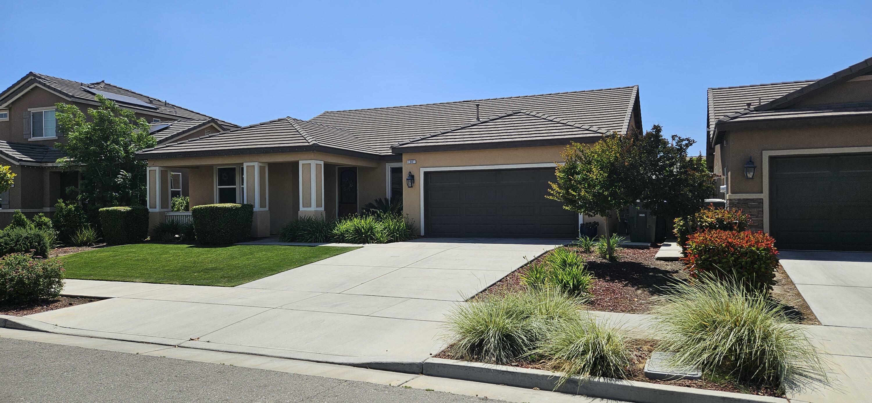 Property Photo:  2901 S Oakhurst Court  CA 93292 