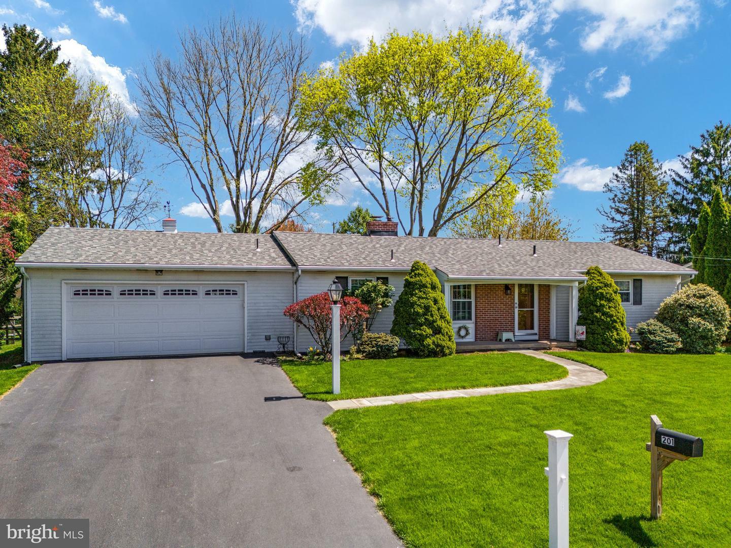 Property Photo:  201 Ridgewood Road  PA 18045 