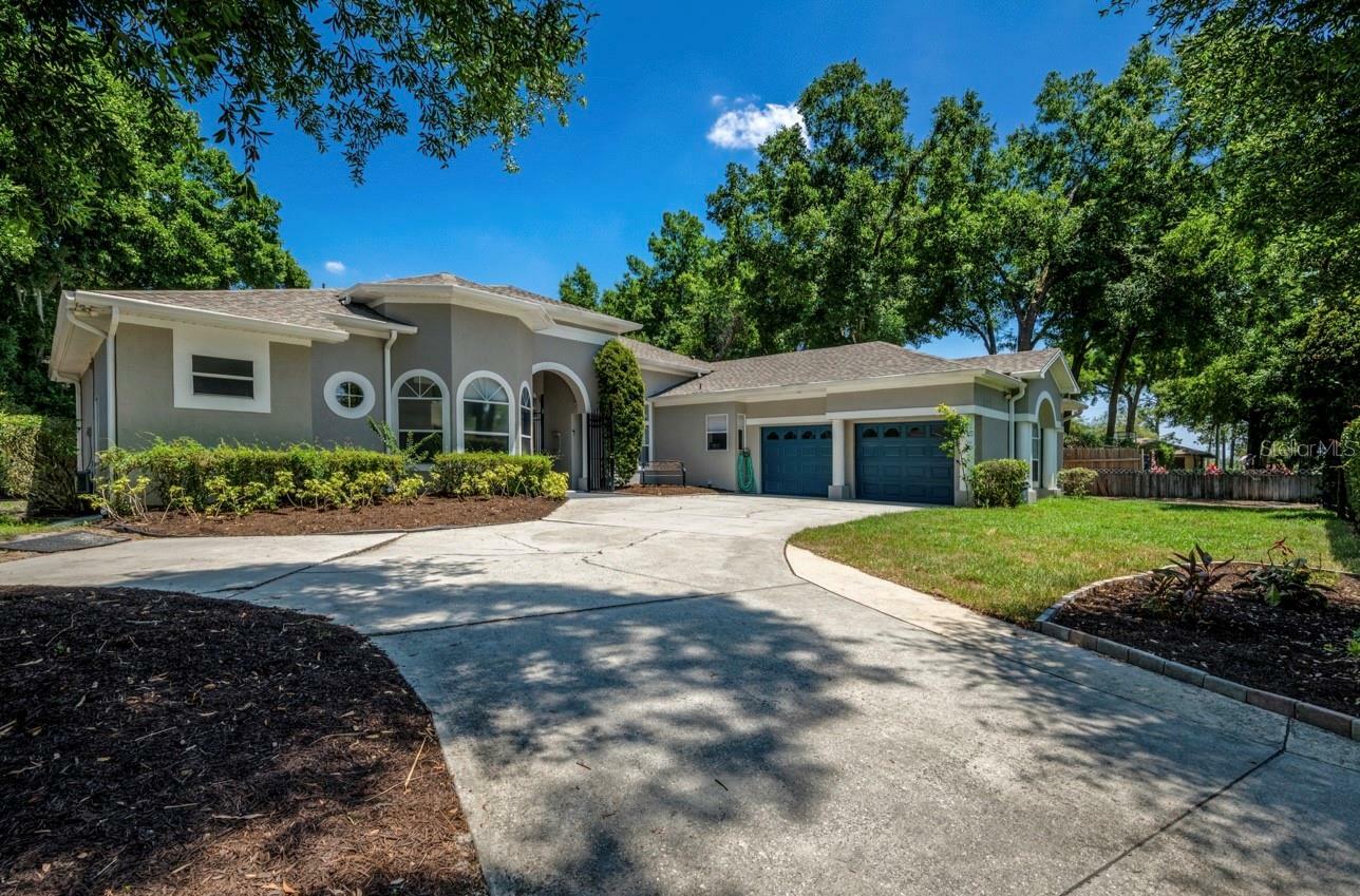 Property Photo: 405 Raymond Avenue FL 32750