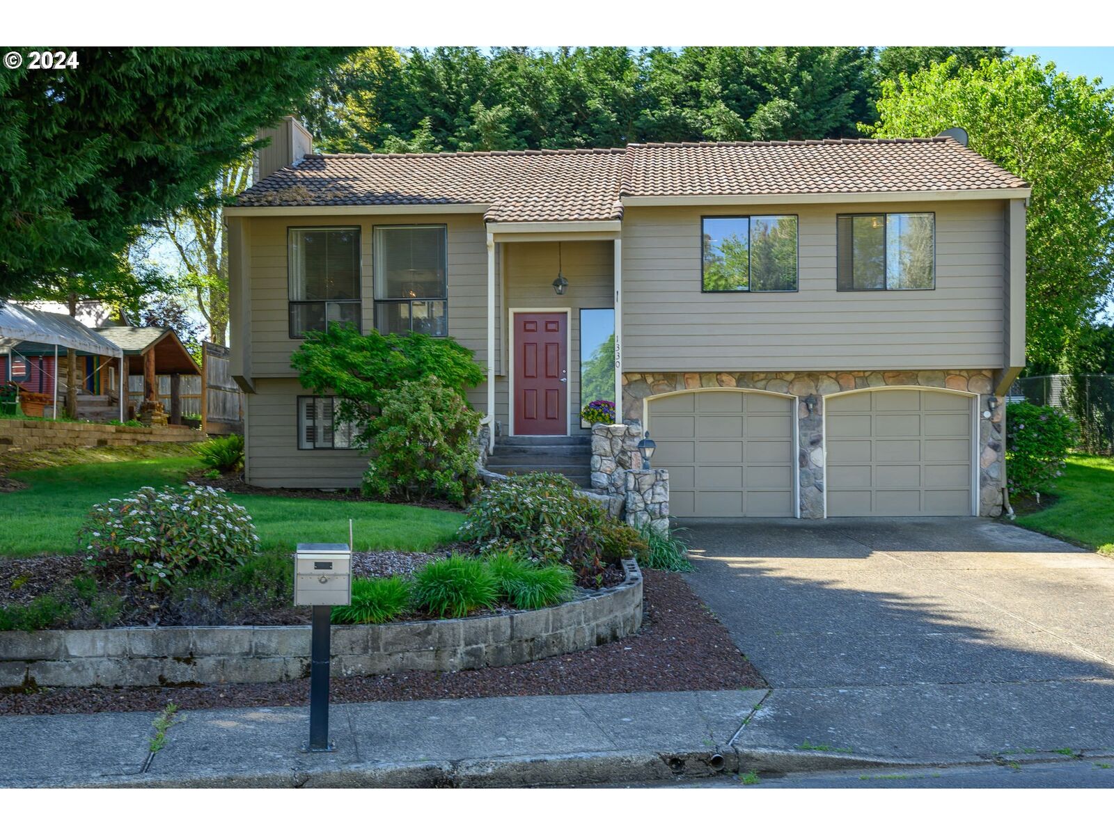 Property Photo: 1330 SW Russ Ln OR 97128