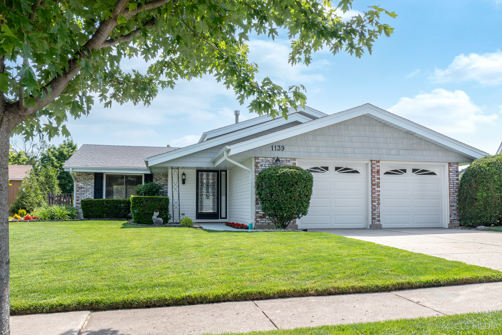 Property Photo: 1139 Attleboro Court IL 60193