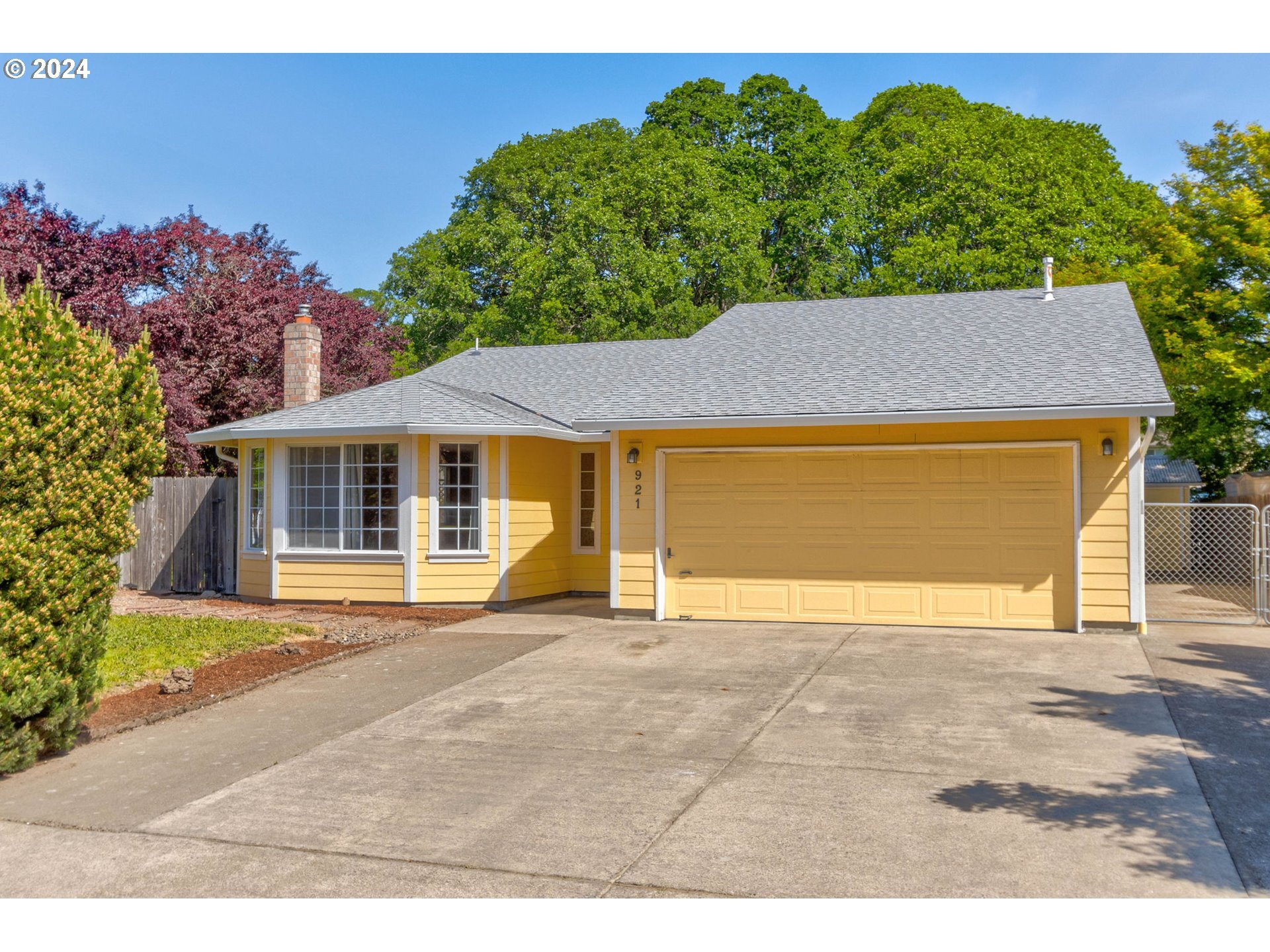 Property Photo:  921 NE Lovell St  OR 97124 