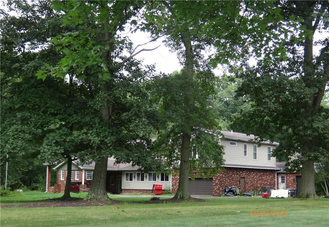 Property Photo:  205 Country Club Dr  PA 16117 