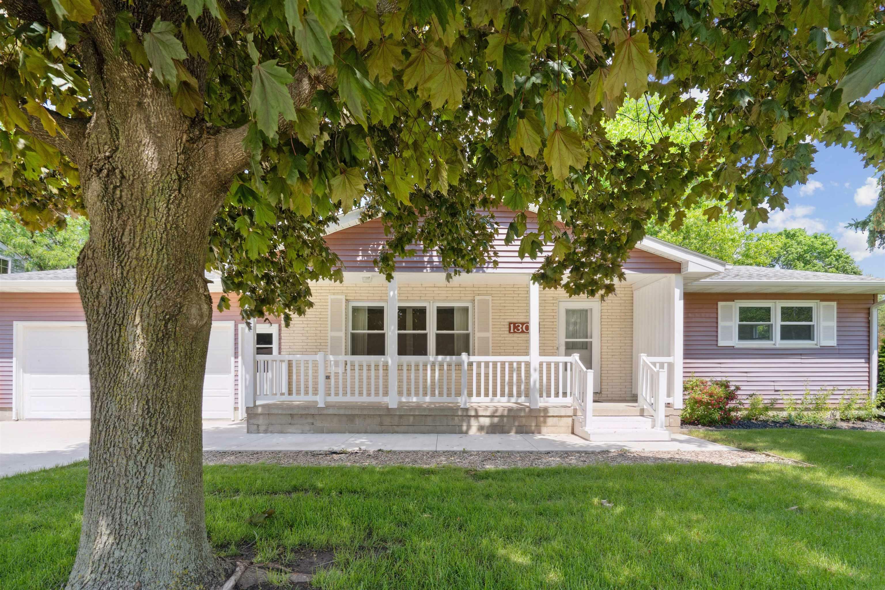 Property Photo:  1302 Grandview Avenue  IA 50677 