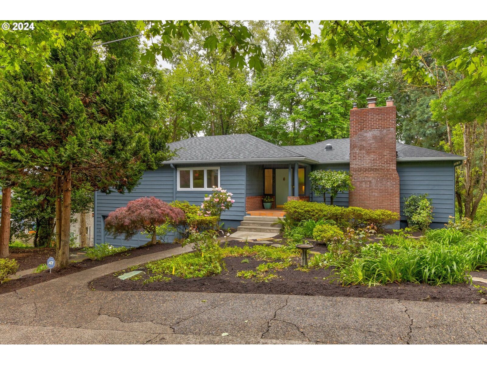 Property Photo: 920 SW Cheltenham St OR 97239