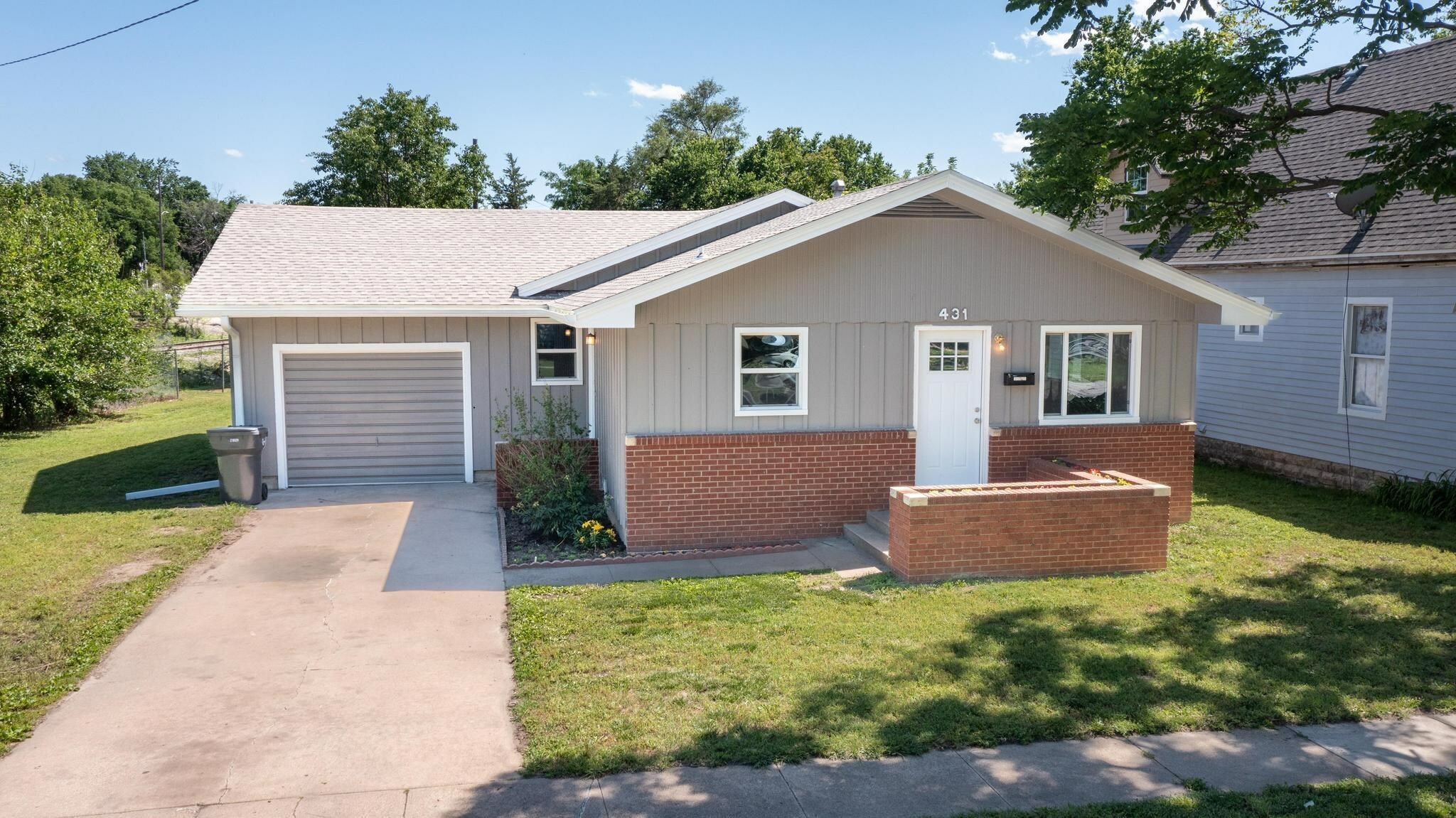 Property Photo:  431 E 8th St  KS 67114 