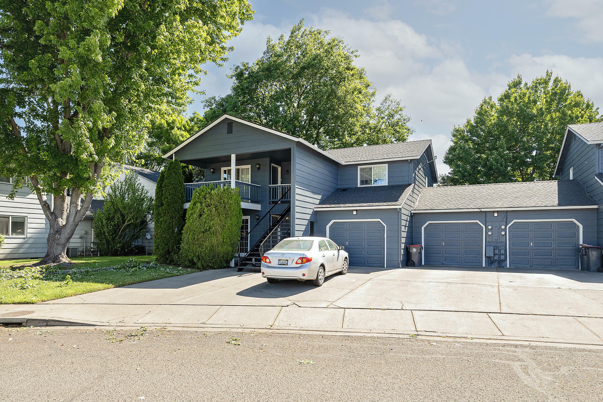 Property Photo: 564 Village Drive OR 97502