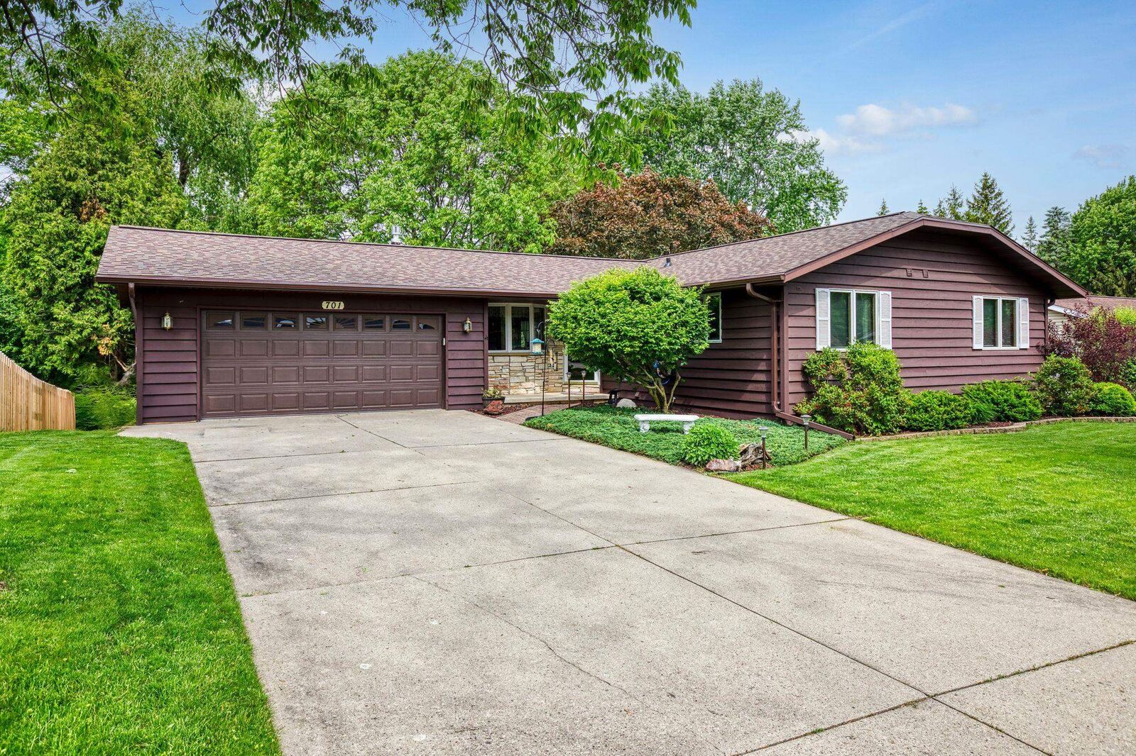 Property Photo: 701 Rosehill Road WI 54130-3615