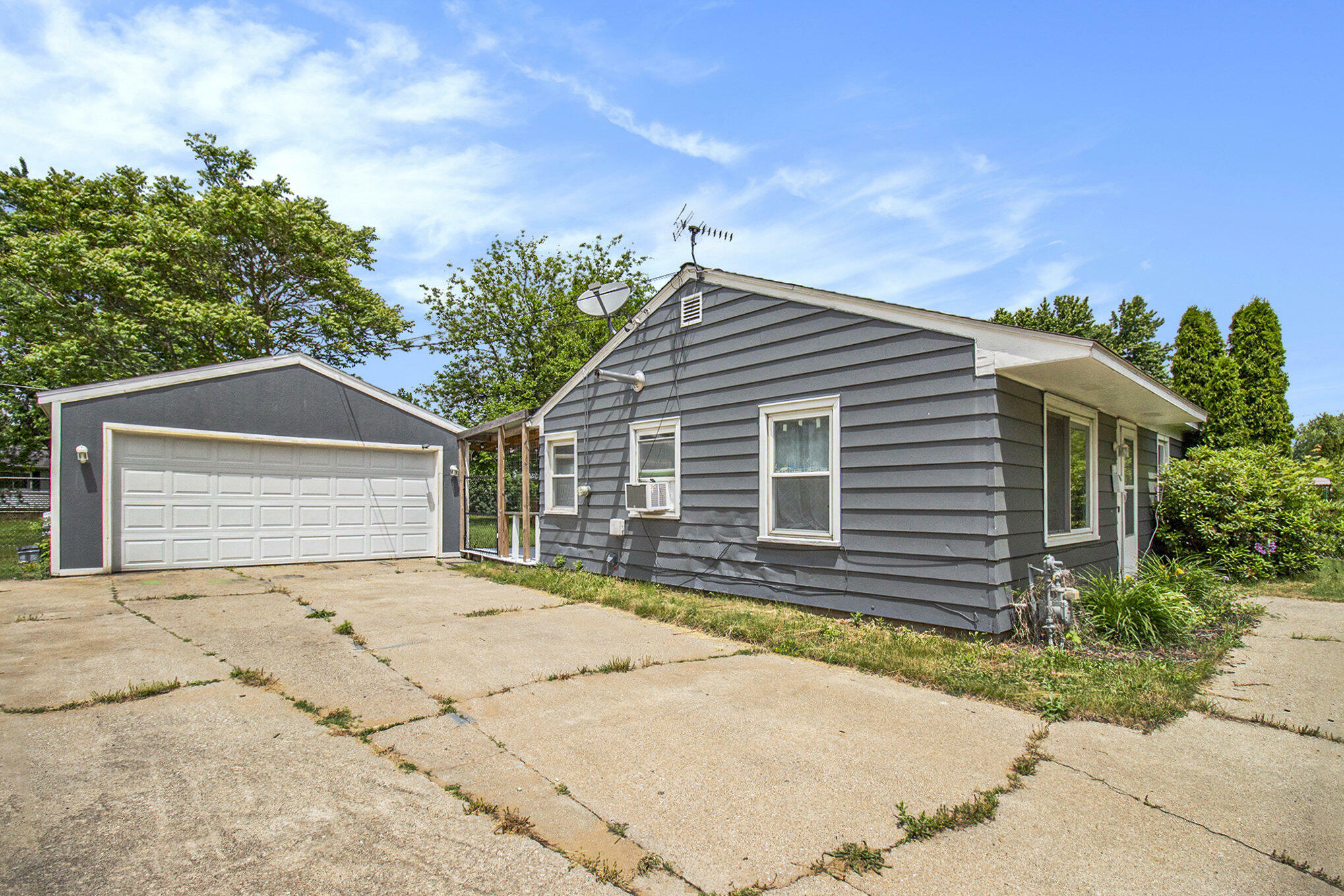 Property Photo:  1309 Cooper Street  MI 49224 