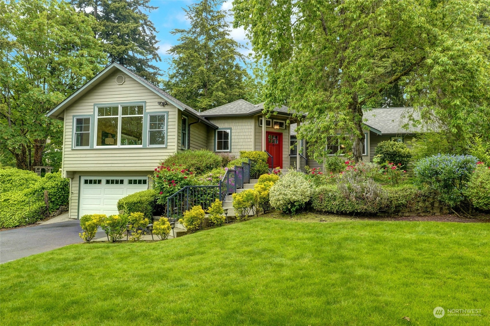 Property Photo:  1545 Kirkland Avenue  WA 98033 