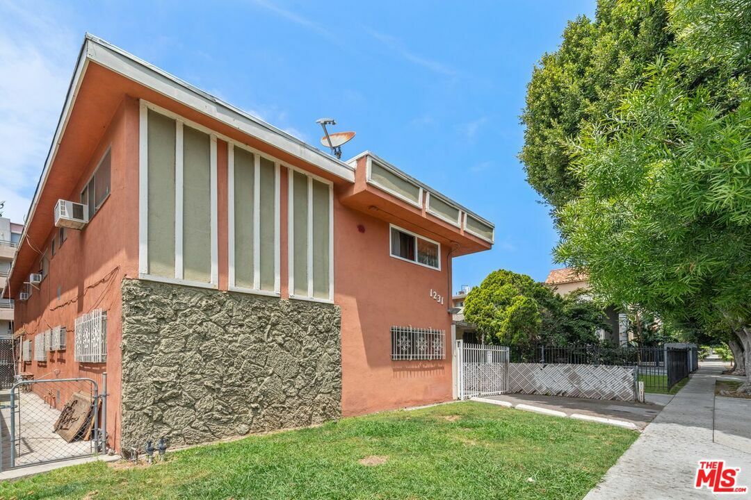 Property Photo: 1231 N Cherokee Ave CA 90038