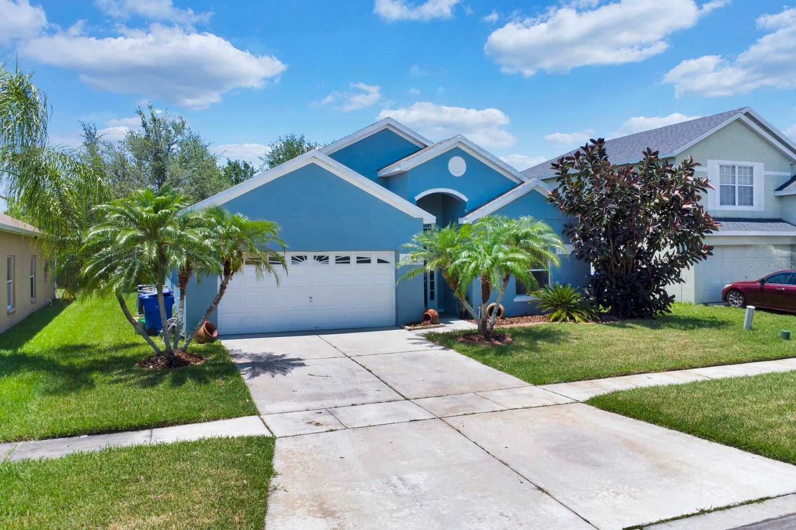 Property Photo: 643 Hacienda Circle FL 34741