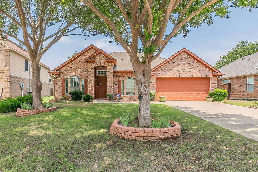 Property Photo:  805 Dayspring Drive  TX 76210 