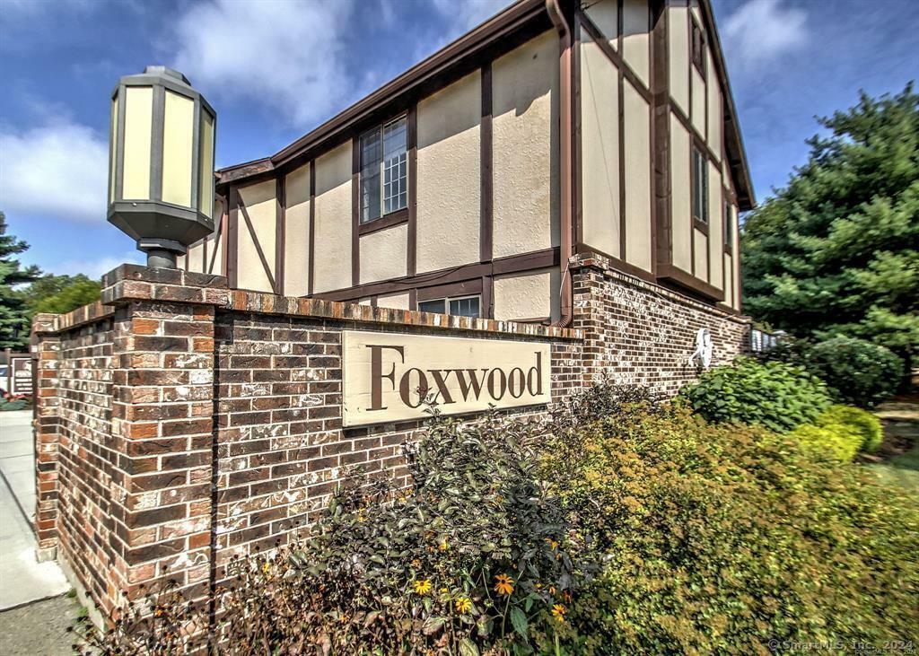 Property Photo:  106 Foxwood Close 106  CT 06461 