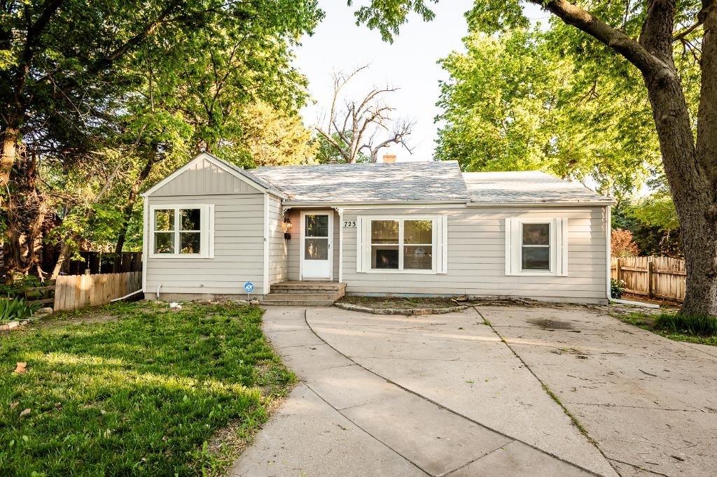 Property Photo:  723 E 4th St  KS 67114 