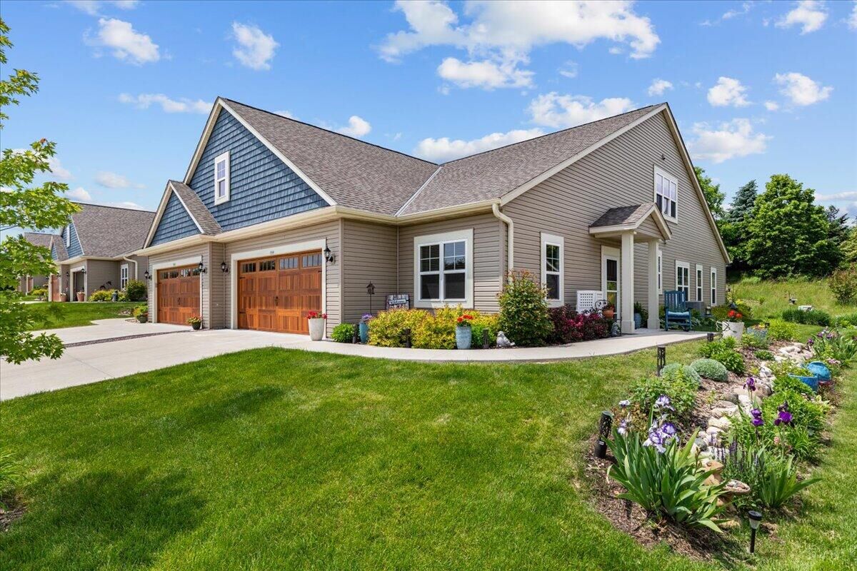 Property Photo: 866 Bridlewood Dr WI 53027