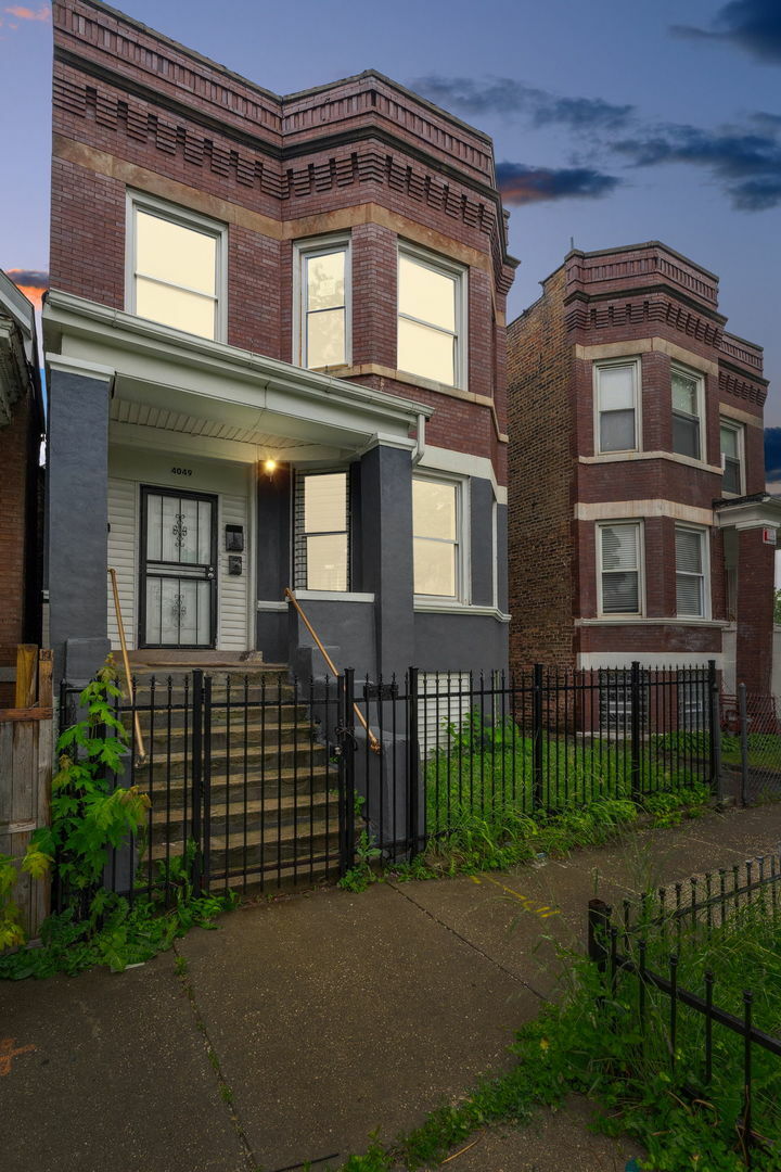 Property Photo:  4049 W Van Buren Street  IL 60624 