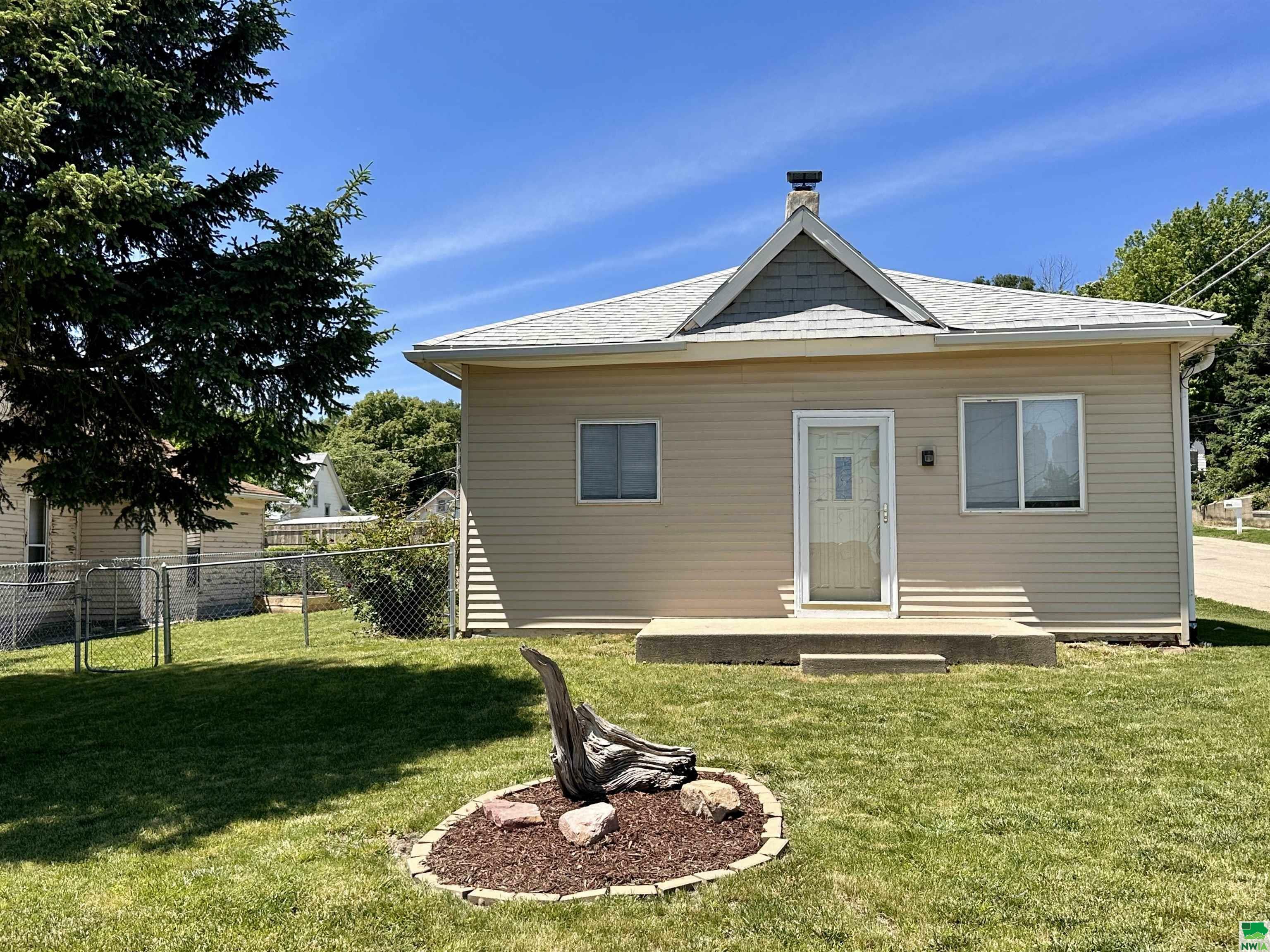 Property Photo:  2741 Division Street  IA 51104 