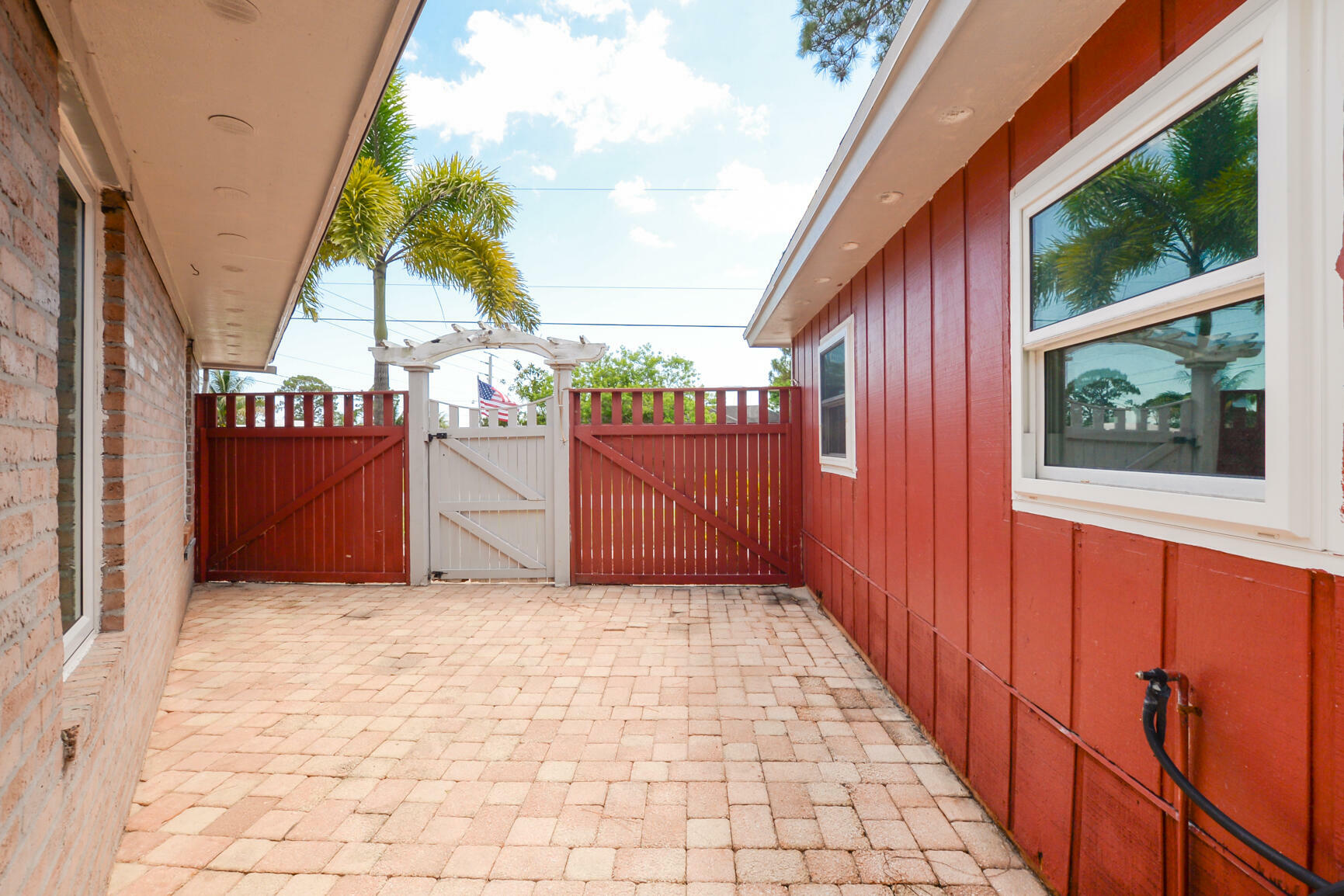 Property Photo:  1482 SE Manth Lane  FL 34983 