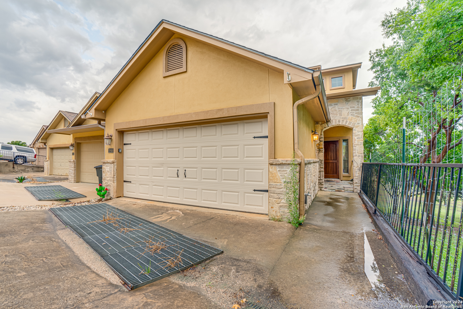 Property Photo: 946 Parkview Dr TX 78133