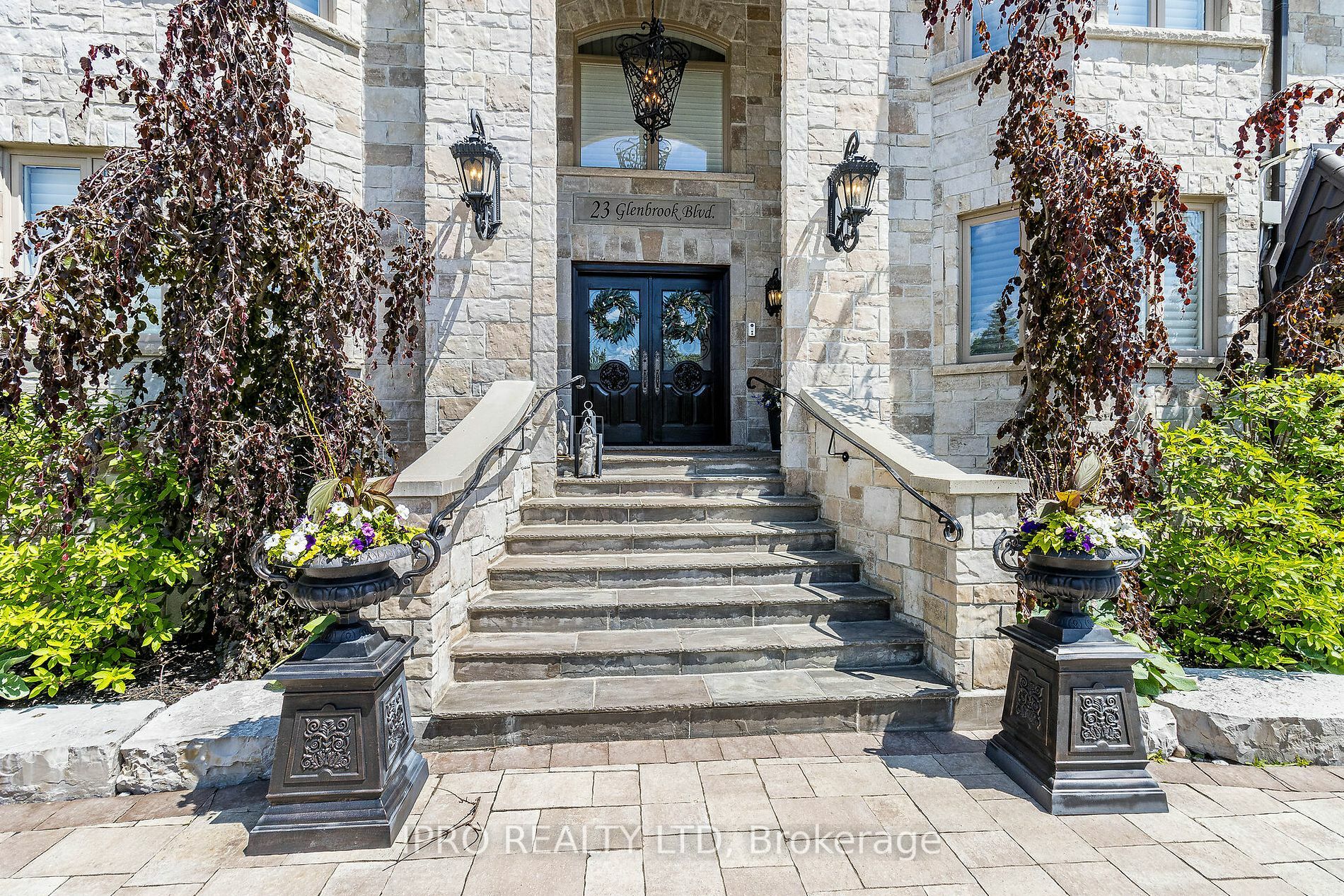 Photo de la propriété:  23 Glenbrook Blvd  ON L6P 0N6 