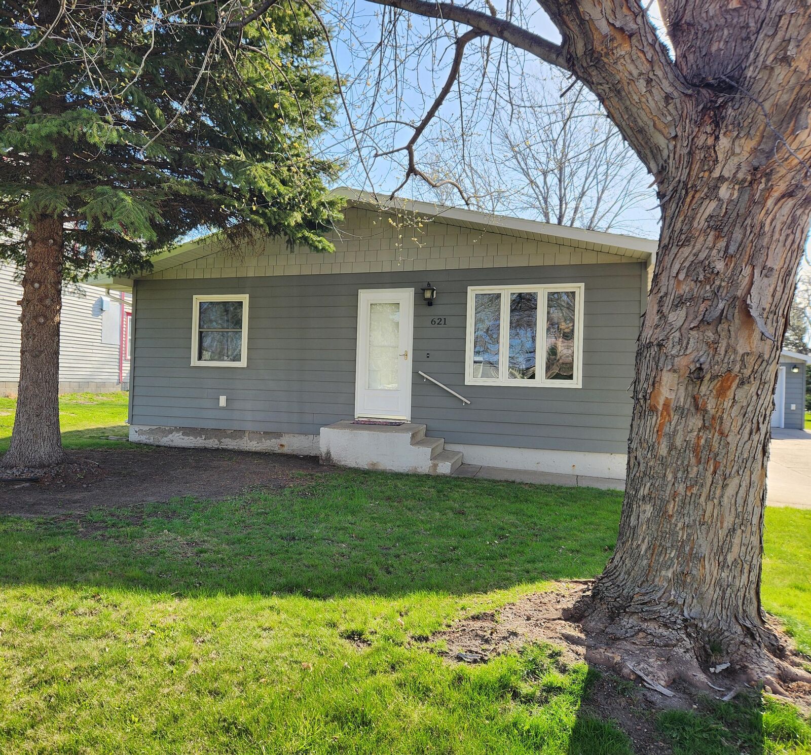 Property Photo:  621 S Wells St  SD 57401 
