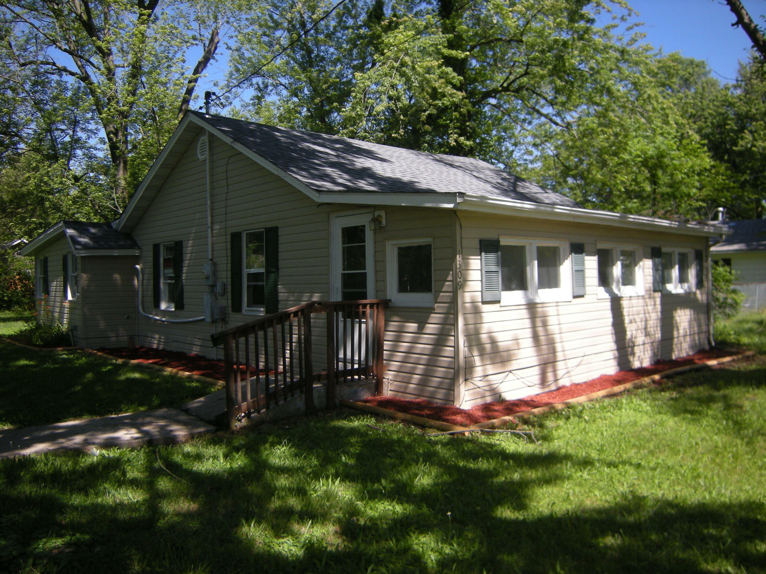 Property Photo:  1309 Margretta St  MO 65265 