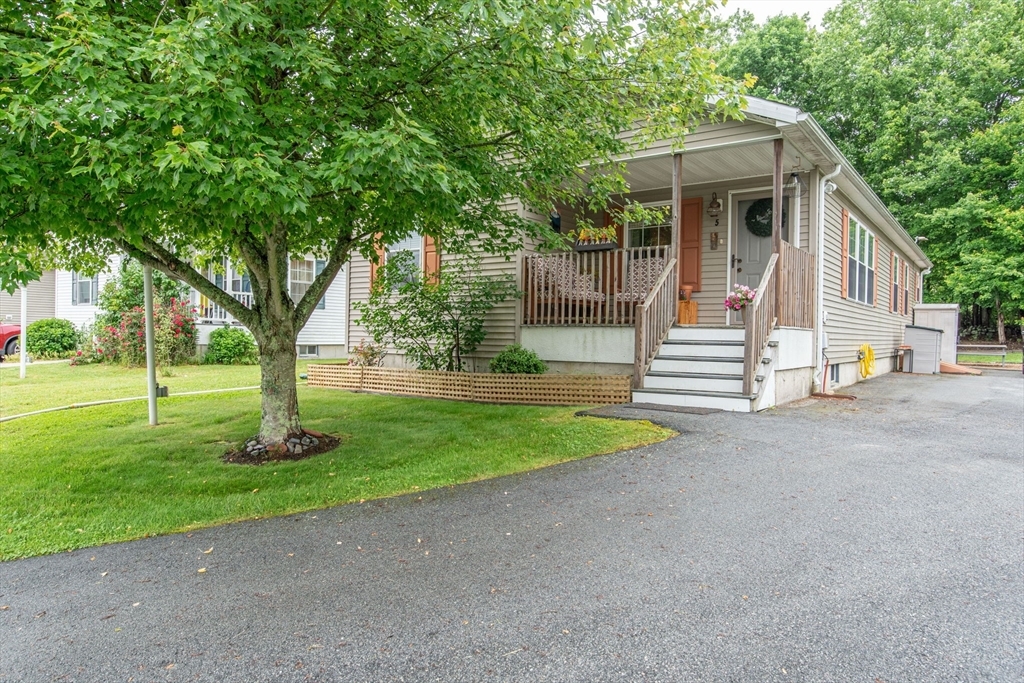 Property Photo:  5 Lark Ln  RI 02878 