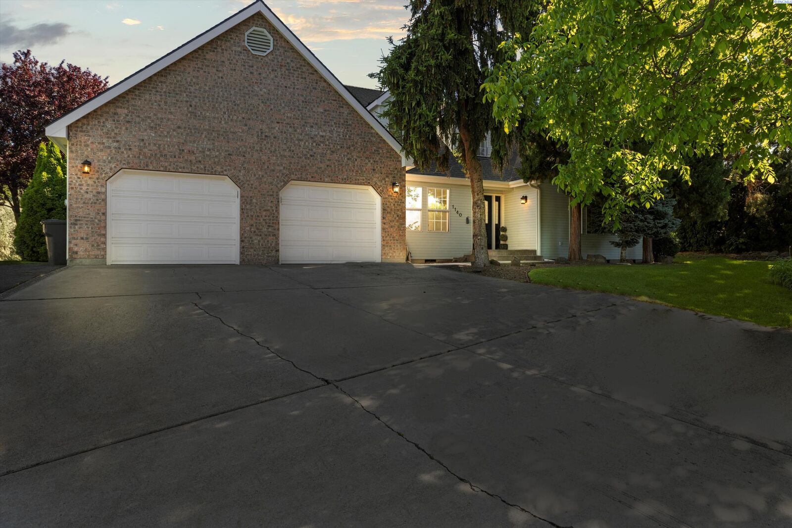 Property Photo:  1140 Country Ridge Dr  WA 99352 